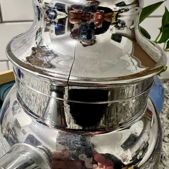 Vintage Martini Shaker Mid-Century Chrome Grapevine with a Pour spout - Picture 9 of 16